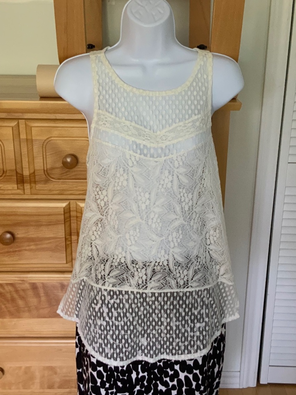 Women’s lace top, size medium, colour white